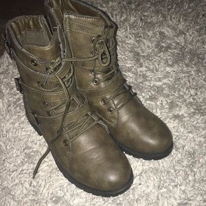 Combat boots